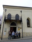 Před synagogou